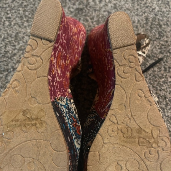 Flower Power Wedge Shoes - Picture 4 of 4